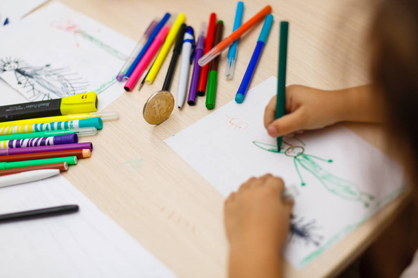 Милая маленькая девочка рисует красочными карандашами
 - Фото, изображение