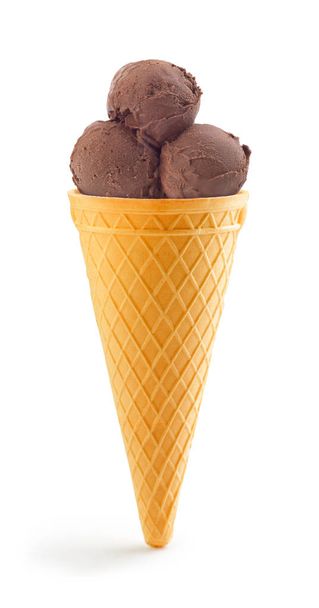 três bolas de sorvete de chocolate em uma xícara de waffle em uma ba branca
 - Foto, Imagem
