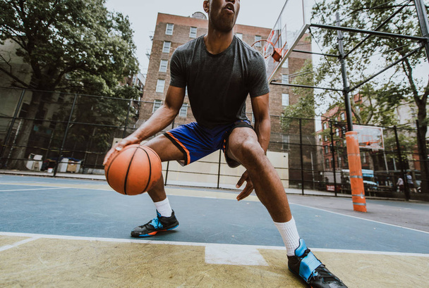 Basketball player training on a court in New york city - Foto, immagini