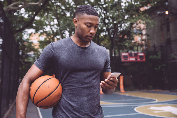 Basketball player training on a court in New york city - Photo, image