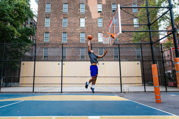 Basketball player training on a court in New york city - Fotoğraf, Görsel