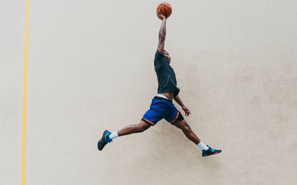 Basketball player training on a court in New york city - 写真・画像