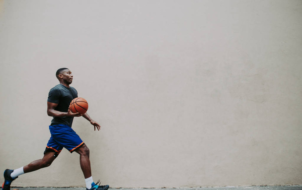 Basketball player training on a court in New york city - Photo, Image