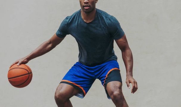 Basketball player training on a court in New york city - Foto, Imagen