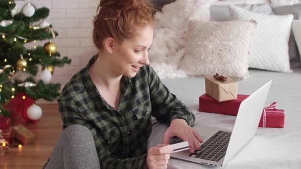 Nainen käyttää kannettavaa tietokonetta verkkokaupoissa
 - Materiaali, video