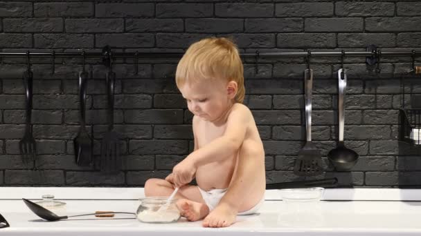 Άτακτος παιδί γεύση ζάχαρης όταν είναι μόνα. Babyboy στην κουζίνα ανοίγει μπολ ζάχαρη. 4k - Πλάνα, βίντεο