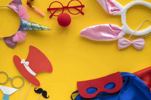 Karnaval parti kutlama kavramı. Üstten görünüm. Yeni yıl masquerade - maskeleri ve çocuk tatil, yılbaşı ağacı, için kostüm aksesuarları özniteliklerini maskeli balo. - Fotoğraf, Görsel