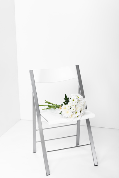 Bukiet białych kwiatów na krześle z miejsca kopii  - Zdjęcie, obraz