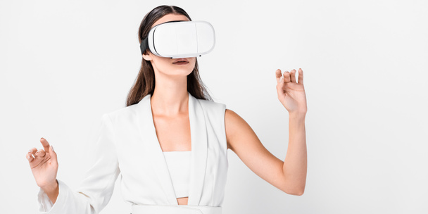 крупним планом доросла жінка жестикулює у гарнітурі віртуальної реальності ізольовано на білому
 - Фото, зображення