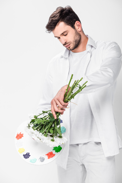felnőtt férfi teljes fehér gazdaság palettát a paint és a virágok - Fotó, kép