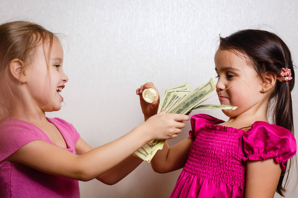 дві маленькі дівчата з Bitcoin на білому фоні - Фото, зображення