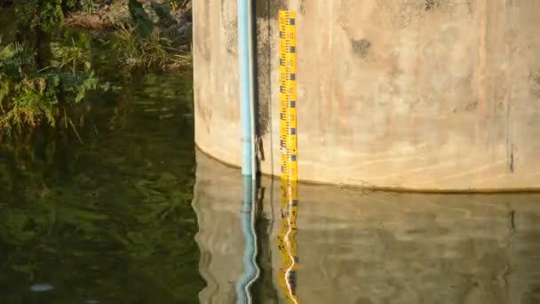 Pegelmessgerät an Zementwand für Hochwasserwarnung im Stausee - Filmmaterial, Video