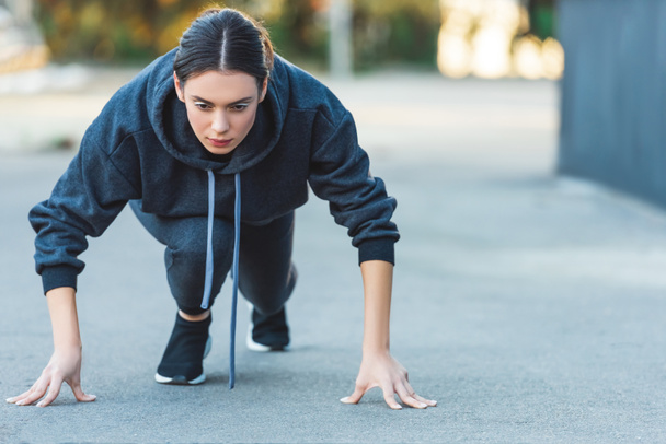 sportiva adulta attiva che si esercita prima di fare jogging per strada
 - Foto, immagini