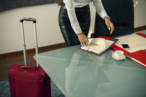 donna d'affari con valigia nera pronta a viaggiare
  - Foto, immagini