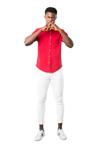 Corpo inteiro de jovem afro-americano mostrando um sinal de boca fechada e gesto de silêncio no fundo branco
 - Foto, Imagem
