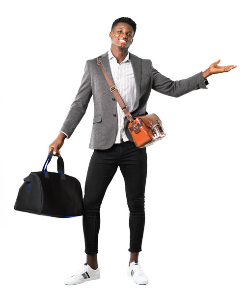 Повне тіло афро-американських ділової людини подорож з валізи посміхається з солодким виразом на білому тлі - Фото, зображення