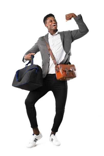 Pieno corpo di uomini d'affari afroamericani in viaggio con valigie che celebrano una vittoria e felici di aver vinto un premio su sfondo bianco
 - Foto, immagini