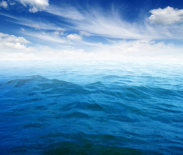 Superficie blu dell'acqua di mare sul cielo - Foto, immagini