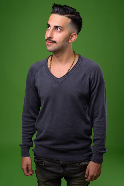 Yeşil adam karşı bıyıklı genç yakışıklı İran adam - Fotoğraf, Görsel