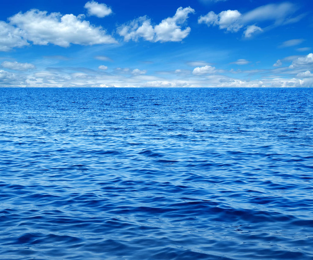 空の青い海の水面 - 写真・画像