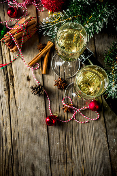 Dos copas de champán con decoración navideña sobre fondo de madera, Feliz Año Nuevo y Celebración de Navidad. Copiar espacio
 - Foto, Imagen