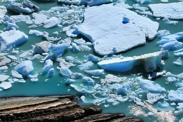 Gleccser töredék úszó a víz - Fotó, kép
