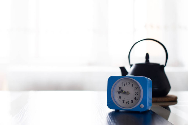 Tea and alarm clock. Concept break for rest. - Фото, изображение
