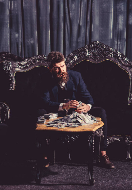 Portrait of bearded man with money on tabl - Фото, зображення