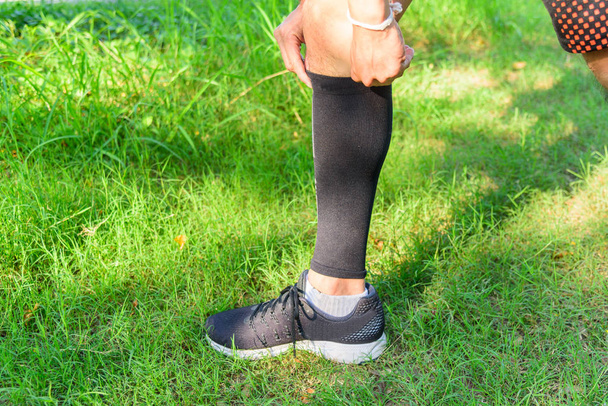 runner wear the compression sleeve and shoes for marathon - Fotoğraf, Görsel