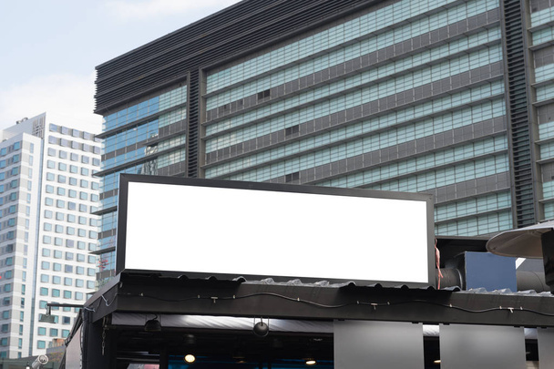 Duży pusty billboard na ścianie ulicy, banery z miejscem do dodania własnego tekstu - Zdjęcie, obraz