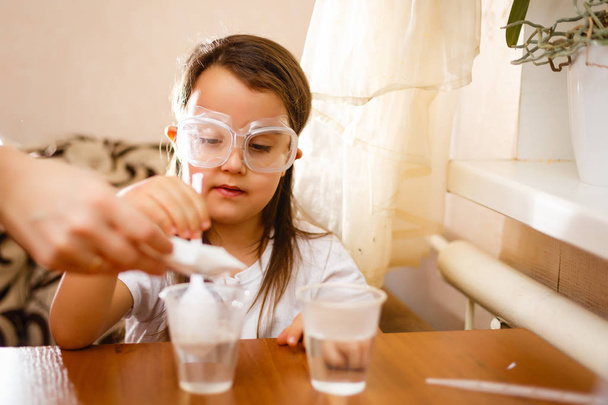 Маленькая девочка экспериментирует в начальной школе с защитными очками
 - Фото, изображение