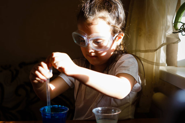 Маленькая девочка экспериментирует в начальной школе с защитными очками
 - Фото, изображение