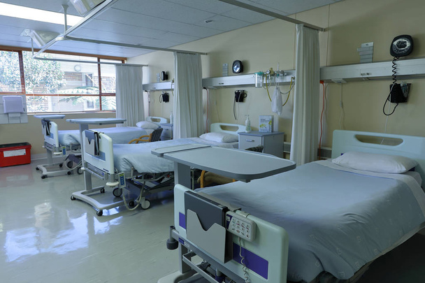 これは、南アフリカ共和国の医療クリニックの臨床清潔で整った病棟の写真です。すぐに使用できる場所での機器のすべての部分. - 写真・画像