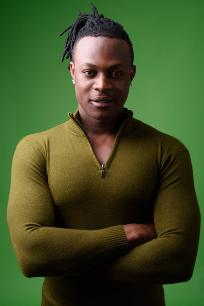 Joven hombre africano guapo de Kenia contra el fondo verde - Foto, Imagen