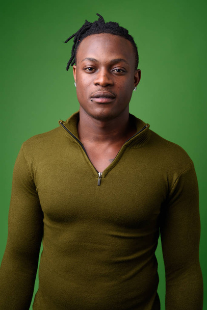 Joven hombre africano guapo de Kenia contra el fondo verde - Foto, Imagen