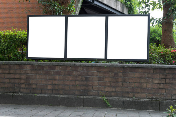 Sokak duvarında kocaman boş bir ilan panosu, kendi metnini ekleyebileceğin pankartlar. - Fotoğraf, Görsel