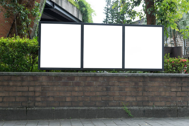 Duży pusty billboard na ścianie ulicy, banery z miejscem do dodania własnego tekstu - Zdjęcie, obraz