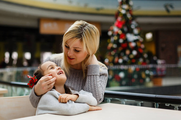 ευτυχισμένη μητέρα και κόρη στο εμπορικό κέντρο τα Χριστούγεννα  - Φωτογραφία, εικόνα