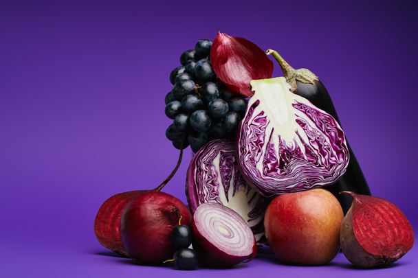 viipaloitu kaali, sipuli, punajuuret, viinirypäleet, omena ja munakoiso tai violetti
 - Valokuva, kuva