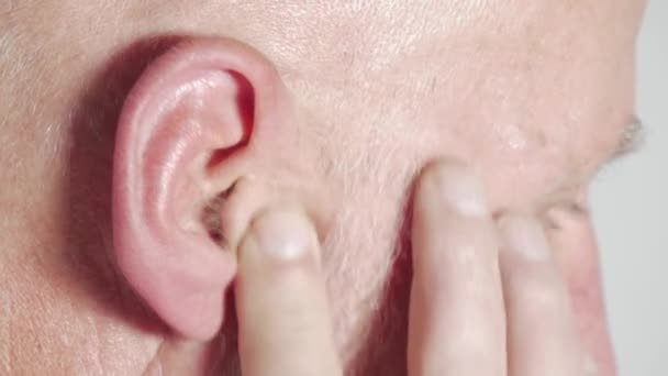 ο άνθρωπος με ένα φραγμένο αυτί, κοντινό πλάνο - Πλάνα, βίντεο