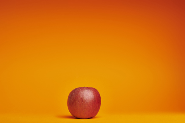 turuncu zemin üzerine taze olgun organik kırmızı elma - Fotoğraf, Görsel