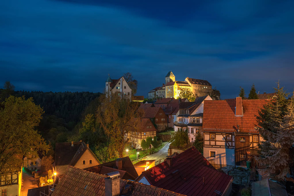 ホーンシュタイン城とドイツのサクソンスイスできちんとした木枠の家とホーンシュタイン町の風景夜の風景. - 写真・画像