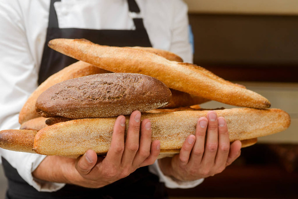 Baker carrying fresh bread - Foto, Bild