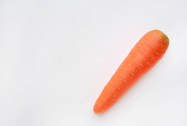 Морква на білому тлі з пробілом для копіювання
. - Фото, зображення
