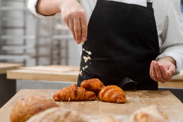 Croissants topped with almond flakes - Foto, Imagem