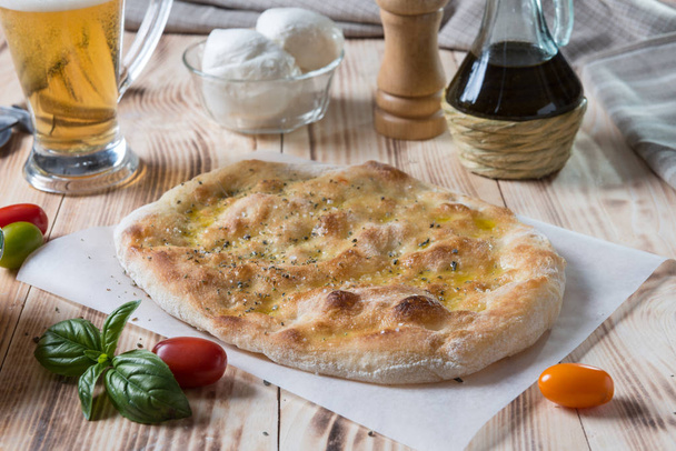auf Schaufel farbige romanische Pizza auf Stillleben Nahrungsmittelzusammensetzung - Foto, Bild