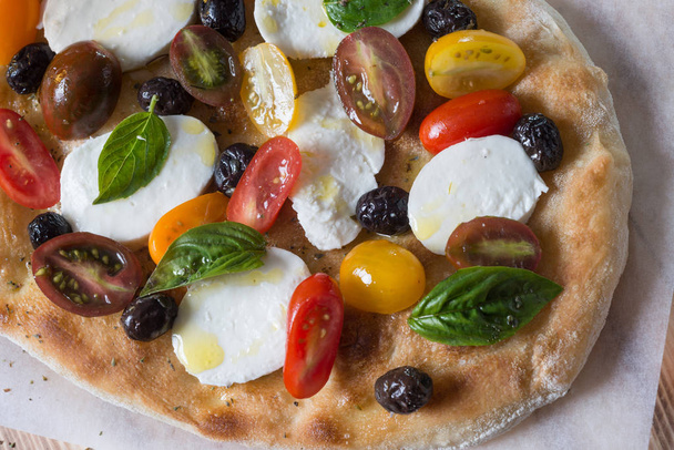 auf Schaufel farbige romanische Pizza auf Stillleben Nahrungsmittelzusammensetzung - Foto, Bild