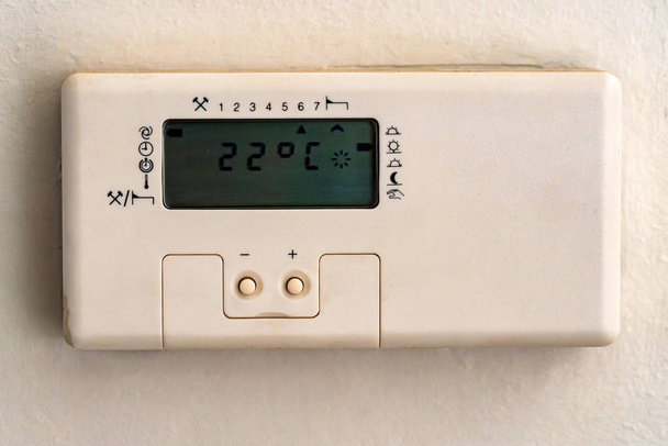 Белый климат-контроль на стене в квартире
 - Фото, изображение