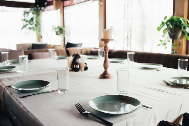 enfoque selectivo de la mesa servida en el restaurante de lujo
  - Foto, imagen