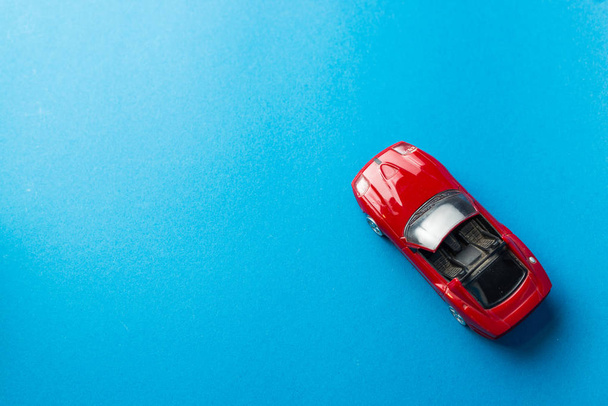 view from above of toy car on blue background, minimalistic concept - Foto, Bild